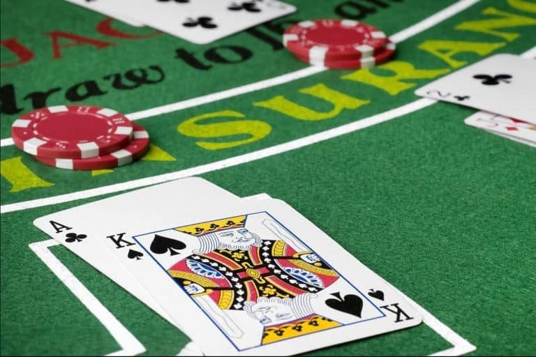 Tampilan meja live casino dengan dealer profesional di semar123
